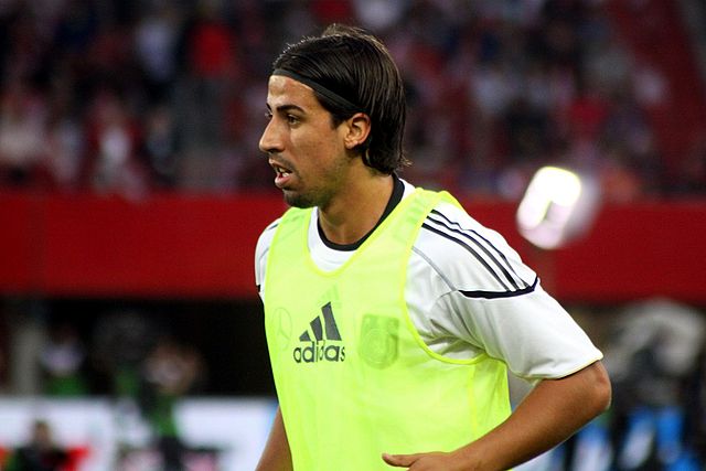 Sami Khedira, fonte By Steindy (talk) 11:31, 27 June 2011 (UTC) - Own work, CC BY-SA 3.0, https://commons.wikimedia.org/w/index.php?curid=15632947 Sami Khedira, fonte By Steindy (talk) 11:31, 27 June 2011 (UTC) - Own work, CC BY-SA 3.0, https://commons.wikimedia.org/w/index.php?curid=15632947