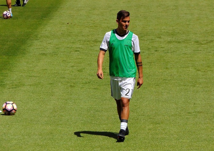Paulo Dybala, Juventus, fonte Di Leandro Ceruti from Rosta, Italia - juve 6 leggenda, CC BY-SA 2.0, https://commons.wikimedia.org/w/index.php?curid=59296963