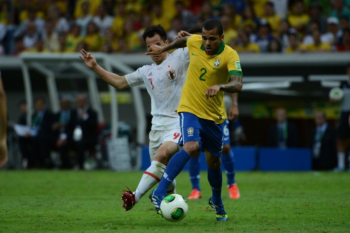 Dani Alves, fonte By Fabio Rodrigues Pozzebom/ABr - Agência Brasil: Jogo entre Brasil e Japão abre a Copa das Confederações, CC BY 3.0 br, https://commons.wikimedia.org/w/index.php?curid=31293801