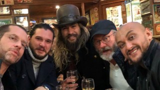 Jason Momoa e il cast di GoT a Belfast.