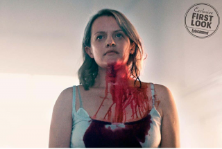 Elisabeth Moss in The Handmaid's Tale (foto da profilo Instagram di Entertainment Weekly)