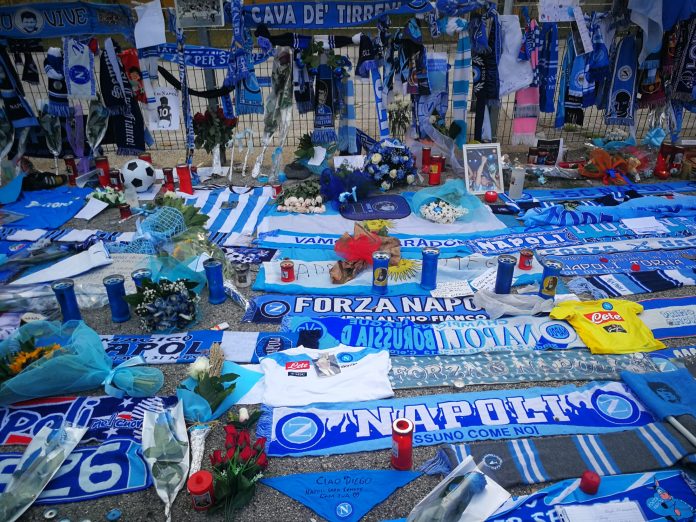 L'omaggio a Diego Armando Maradona, fuori lo stadio - Foto di DailyNews24